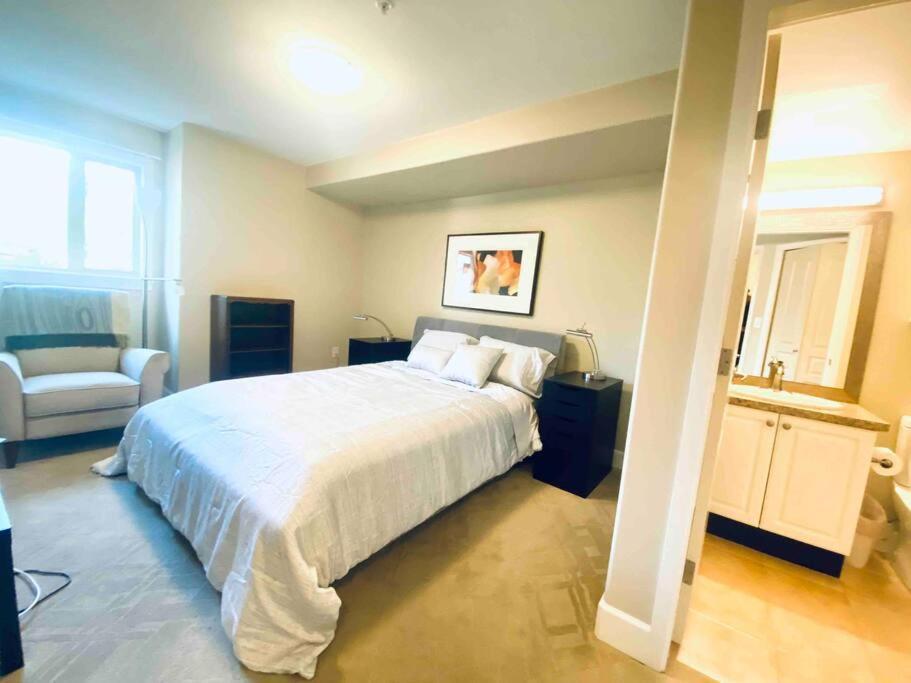Amazing Location 2 Bedroom Minutes From Downtown ビクトリア エクステリア 写真