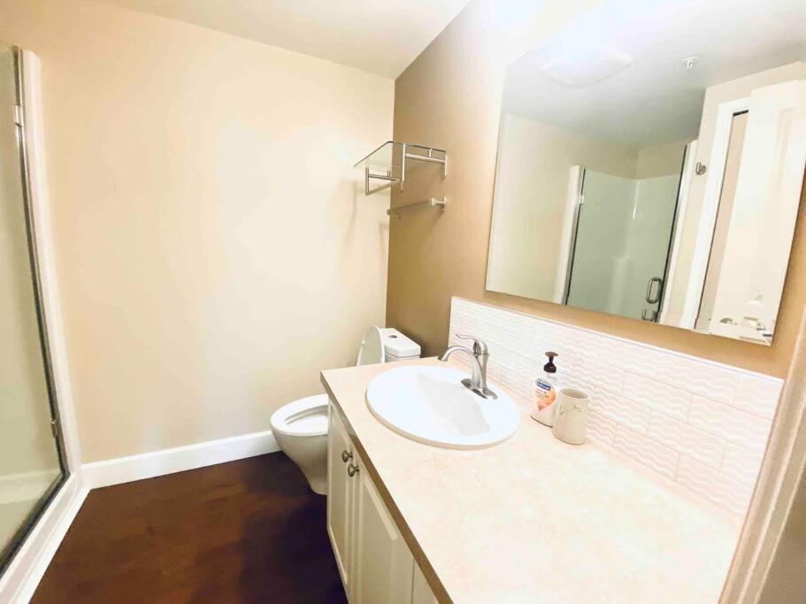 Amazing Location 2 Bedroom Minutes From Downtown ビクトリア エクステリア 写真