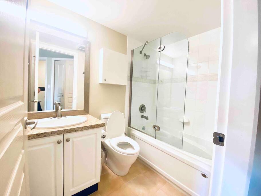 Amazing Location 2 Bedroom Minutes From Downtown ビクトリア エクステリア 写真