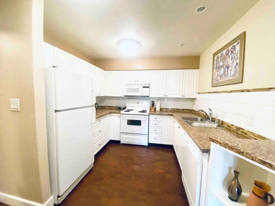 Amazing Location 2 Bedroom Minutes From Downtown ビクトリア エクステリア 写真
